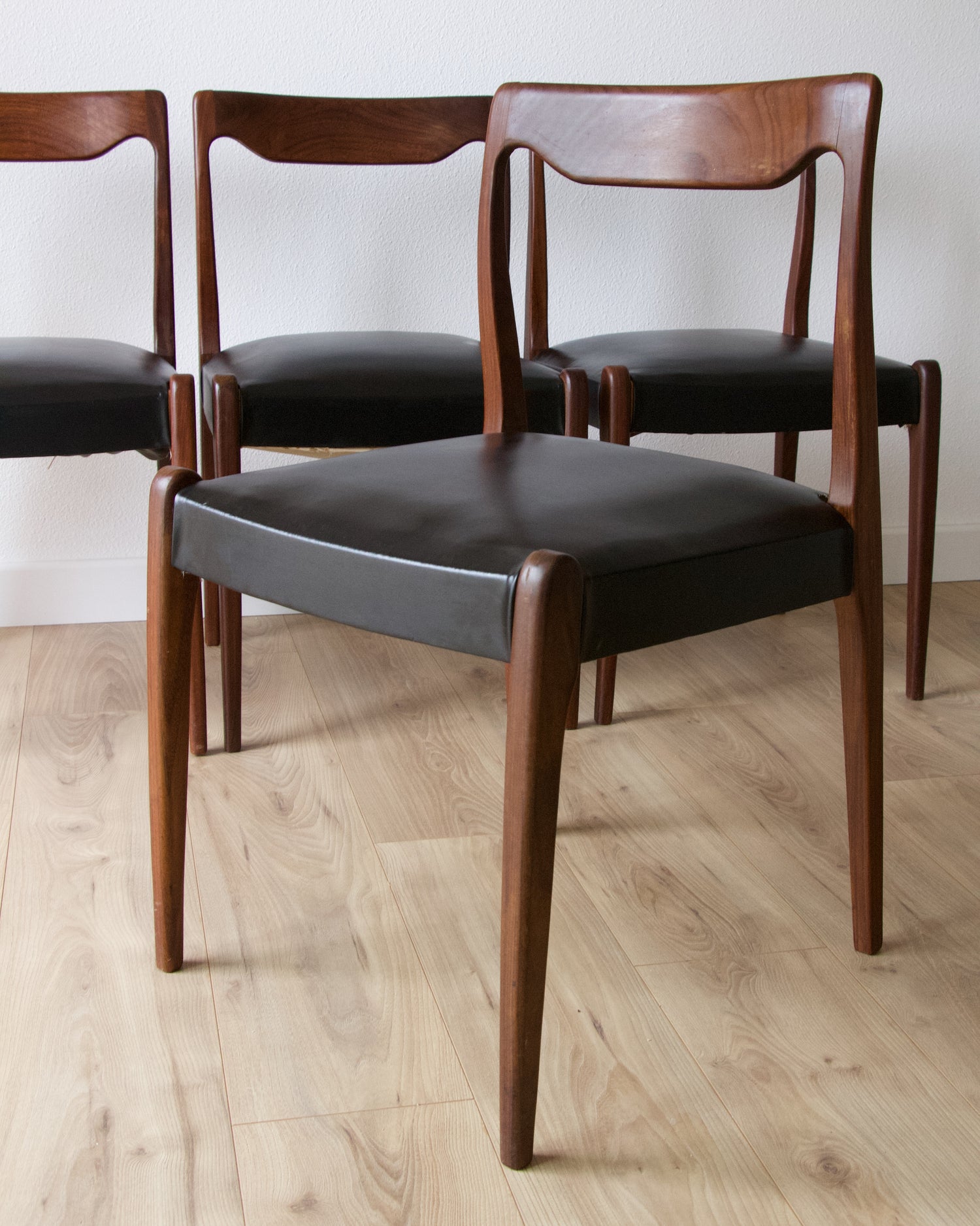 Série de 4 chaises scandinaves teck et skaï noir vintage - Pépites Déco Brocante Vannes