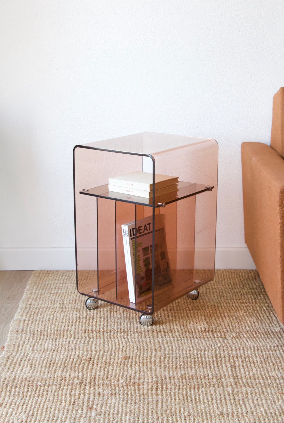 Table d'appoint/Bout de canapé vintage plexiglas fumé dans le goût de Michel Dumas - Brocante Vannes Meubles et Décoration Vintage